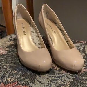 Size 7 1/2 nude shoes. Wore once for a wedding